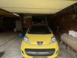 Gelb Gebraucht 2009 Peugeot 107 Kleinwagen | 600 € (Fairer Preis)