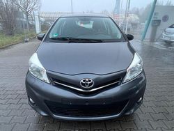 Grau Gebraucht 2013 Toyota Yaris Cool Limousine | 4.799 € (Fairer Preis)