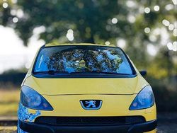 Gelb Gebraucht 2005 Peugeot 1007 Kleinwagen | 999 €
