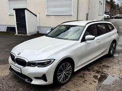 Mineralweiss metallic Gebraucht 2022 BMW 320 Sport Line Kombi | 22.490 € (Superpreis)