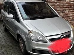 Silber Gebraucht 2005 Opel Zafira Van / Kleinbus | 1.800 €