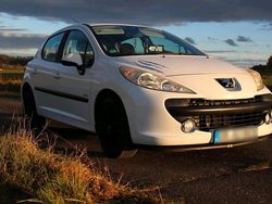 Weiß Gebraucht 2009 Peugeot 207 Limousine | 2.600 € (Etwas zu teuer)