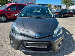 Grau Gebraucht 2014 Toyota Yaris Hybrid Club Limousine | 7.799 € (Etwas zu teuer)