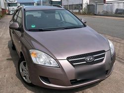 Grau Gebraucht 2010 Kia Ceed Kleinwagen | 1.650 € (Etwas zu teuer)