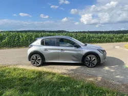 Grau Gebraucht 2022 Peugeot e-208 GT Kleinwagen | 20.900 € (Etwas zu teuer)