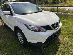 Weiß Gebraucht 2015 Nissan Qashqai Visia SUV | 10.700 € (Etwas zu teuer)