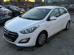 Weiß Gebraucht 2015 Hyundai i30 Classic Limousine | 5.290 € (Superpreis)