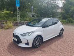 Weiß Gebraucht 2021 Toyota Yaris Hybrid Style Limousine | 16.995 € (Fairer Preis)