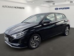 Schwarz (phantom black / met) Neu 2025 Hyundai i20 Trend Limousine | 19.200 € (Guter Preis)