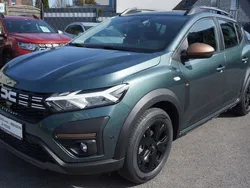 Zedergrünmetallic Gebraucht 2025 Dacia Sandero Extreme Kleinwagen | 17.980 € (Fairer Preis)
