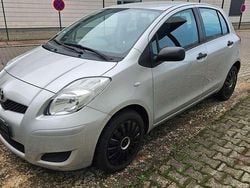 Silber Gebraucht 2011 Toyota Yaris Cool Limousine | 3.999 € (Fairer Preis)
