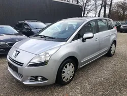 Grau Gebraucht 2012 Peugeot 5008 Active Van / Kleinbus | 2.150 € (Superpreis)