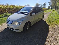 Weiß Gebraucht 2007 Mercedes 180 Limousine | 3.700 €