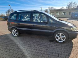 Schwarz Gebraucht 2000 Opel Zafira Van / Kleinbus | 700 €