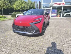 Karminarot metallic / dach sc Neu 2025 Toyota C-HR SUV | 42.190 € (Etwas zu teuer)