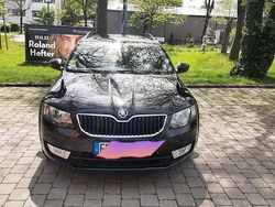 Schwarz Gebraucht 2015 Skoda Octavia Active Kombi | 10.000 € (Teuer)