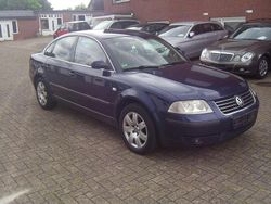 Indigoblau perleffekt Gebraucht 2001 VW Passat Trendline Limousine | 2.000 €