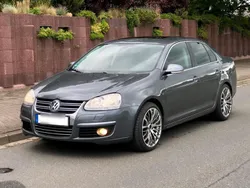 Grau Gebraucht 2009 VW Jetta Highline Limousine | 3.900 € (Fairer Preis)