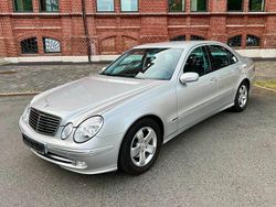 Silber Gebraucht 2002 Mercedes E240 Avantgarde Limousine | 9.950 €