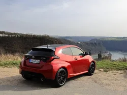 Rot Gebraucht 2024 Toyota Yaris Edition Kleinwagen | 39.500 €