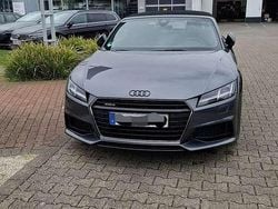 Grau Gebraucht 2018 Audi TT Roadster Design Cabrio | 30.990 € (Etwas zu teuer)