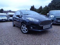 Pantherschwarz metallic Gebraucht 2013 Ford Fiesta Champions Edition Kleinwagen | 2.900 €