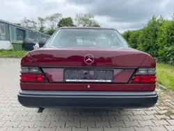 Rot Gebraucht 1989 Mercedes E230 Limousine | 15.000 €