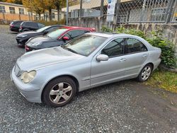 Silber Gebraucht 2001 Mercedes 220 Limousine | 3.800 €