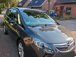 Grau Gebraucht 2015 Opel Zafira Tourer Van / Kleinbus | 10.800 € (Etwas zu teuer)