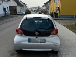 Grau Gebraucht 2005 Toyota Aygo Kleinwagen | 2.150 € (Teuer)