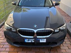 Grau Gebraucht 2020 BMW 318 Luxury Line Kombi | 19.990 € (Etwas zu teuer)