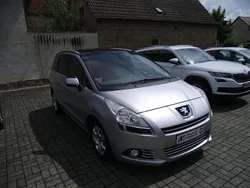 Grau Gebraucht 2010 Peugeot 5008 Premium Van / Kleinbus | 6.100 € (Etwas zu teuer)