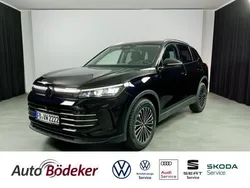 Deep black perleffekt (metallic) Gebraucht 2024 VW Tiguan Elegance SUV | 47.900 € (Fairer Preis)