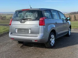 Grau Gebraucht 2016 Peugeot 5008 Van / Kleinbus | 8.780 € (Fairer Preis)