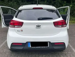 Weiß Gebraucht 2017 Kia Rio DREAM-TEAM Edition Limousine | 6.499 € (Guter Preis)