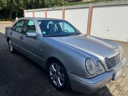 Silber Gebraucht 1997 Mercedes E320 Avantgarde Limousine | 2.438 €