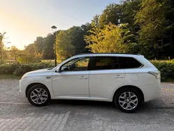 Weiß Gebraucht 2015 Mitsubishi Outlander P-HEV Top SUV | 16.000 € (Fairer Preis)