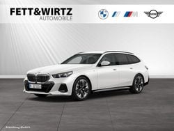 Mineralweiss metallic Gebraucht 2024 BMW 520 Comfort Edition Kombi | 50.990 € (Superpreis)