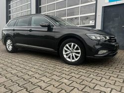 Grau Gebraucht 2023 VW Passat Business Kombi | 22.590 € (Fairer Preis)