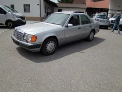 Silber Gebraucht 1993 Mercedes E220 Limousine | 13.500 €
