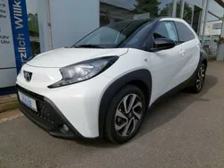 Schwarz (schneeweiß / mysticschwarz mica) Gebraucht 2024 Toyota Aygo Kleinwagen | 15.750 € (Fairer Preis)
