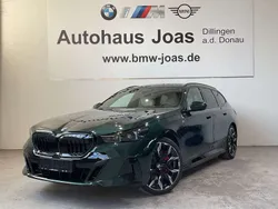 Sonderlackierung peridotgrün Neu 2025 BMW 550e Sport Line Kombi | 88.900 € (Teuer)