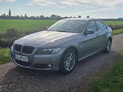 Grau Gebraucht 2010 BMW 318 Comfort Edition Limousine | 8.200 € (Fairer Preis)