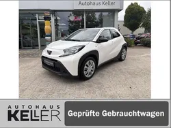 Schneeweiß Gebraucht 2022 Toyota Aygo X-play Kleinwagen | 10.960 € (Guter Preis)