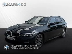 Black sapphire metallic Gebraucht 2022 BMW 320 M Sport Kombi | 33.288 € (Guter Preis)