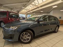 Blau, chromablau metallic Gebraucht 2024 Ford Focus Titanium Limousine | 24.875 € (Superpreis)