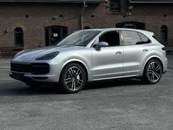 Rhodiumsilber metallic Gebraucht 2018 Porsche Cayenne Turbo Sport SUV | 96.970 €