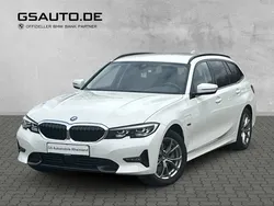 Alpinweiss iii (weiss) Gebraucht 2022 BMW 320e Sport Line Kombi | 30.400 € (Fairer Preis)