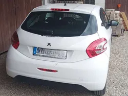 Weiß Gebraucht 2015 Peugeot 208 Active Kleinwagen | 4.950 € (Fairer Preis)
