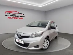 Silber Gebraucht 2011 Toyota Yaris Cool Limousine | 3.990 € (Fairer Preis)